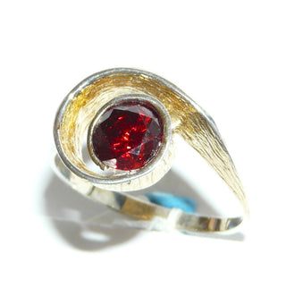 Einzelstück, ungewöhnlicher Ring aus 925 Silber, teilweise vergoldet, mit einem dunkelroten, herrlich funkelnden runden, facettierten Granat "Farbe Böhmisches Feuer", silberne, polierte Ringschiene, die innen borkiert ist, der Edelstein ist sicher in einer schneckenförmigen Schlaufe eingefaßt, Ringweite 61 -	Einzelstücke nur erhältlich bei www.danilogold-shop.de
-	
