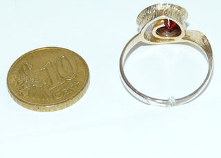 Einzelstück, ungewöhnlicher Ring aus 925 Silber, teilweise vergoldet, mit einem dunkelroten, herrlich funkelnden runden, facettierten Granat "Farbe Böhmisches Feuer", silberne, polierte Ringschiene, die innen borkiert ist, der Edelstein ist sicher in einer schneckenförmigen Schlaufe eingefaßt, Ringweite 61 -	Einzelstücke nur erhältlich bei www.danilogold-shop.de
-	
