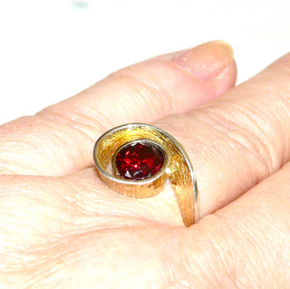 Einzelstück, ungewöhnlicher Ring aus 925 Silber, teilweise vergoldet, mit einem dunkelroten, herrlich funkelnden runden, facettierten Granat Farbe Böhmische Granat, silberne, polierte Ringschiene, die innen borkiert ist, der Edelstein ist sicher in einer schneckenförmigen Schlaufe eingefaßt, Ringweite 61Einzelstücke nur erhältlich bei www.danilogold-shop.de
