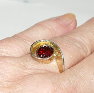 Einzelstück, ungewöhnlicher Ring aus 925 Silber, teilweise vergoldet, mit einem dunkelroten, herrlich funkelnden runden, facettierten Granat "Farbe Böhmisches Feuer", silberne, polierte Ringschiene, die innen borkiert ist, der Edelstein ist sicher in einer schneckenförmigen Schlaufe eingefaßt, Ringweite 61 -	Einzelstücke nur erhältlich bei www.danilogold-shop.de
-	
