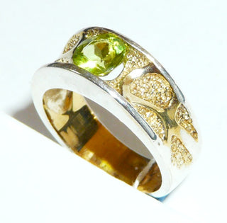 Einzelstück, bezaubernder Ring aus 925 Silber, innen teilvergoldet mit interessanter Struktur, erhaben liegende Flächen sind silberfarben poliert, ein runder, facettierter und herrlich funkelnder hellgrüner Peridot / Olivin ist von zwei Seiten eingefaßt, polierte Kanten, Ringweite 52,5 -	Nur erhältlich im Onlineshop von Juwelier & Goldschmiede Danilo!