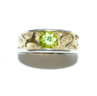 Einzelstück, bezaubernder Ring aus 925 Silber, innen teilvergoldet mit interessanter Struktur, erhaben liegende Flächen sind silberfarben poliert, ein runder, facettierter und herrlich funkelnder hellgrüner Peridot / Olivin ist von zwei Seiten eingefaßt, polierte Kanten, Ringweite 52,5 -	Nur erhältlich im Onlineshop von Juwelier & Goldschmiede Danilo!