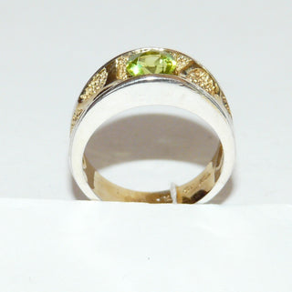 Einzelstück, bezaubernder Ring aus 925 Silber, innen teilvergoldet mit interessanter Struktur, erhaben liegende Flächen sind silberfarben poliert, ein runder, facettierter und herrlich funkelnder hellgrüner Peridot / Olivin ist von zwei Seiten eingefaßt, polierte Kanten, Ringweite 52,5 -	Nur erhältlich im Onlineshop von Juwelier & Goldschmiede Danilo!