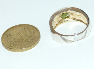 Einzelstück, bezaubernder Ring aus 925 Silber, innen teilvergoldet mit interessanter Struktur, erhaben liegende Flächen sind silberfarben poliert, ein runder, facettierter und herrlich funkelnder hellgrüner Peridot / Olivin ist von zwei Seiten eingefaßt, polierte Kanten, Ringweite 52,5 -	Nur erhältlich im Onlineshop von Juwelier & Goldschmiede Danilo!