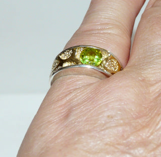 Einzelstück, bezaubernder Ring aus 925 Silber, innen teilvergoldet mit interessanter Struktur, erhaben liegende Flächen sind silberfarben poliert, ein runder, facettierter und herrlich funkelnder hellgrüner Peridot / Olivin ist von zwei Seiten eingefaßt, polierte Kanten, Ringweite 52,5 -	Nur erhältlich im Onlineshop von Juwelier & Goldschmiede Danilo!
