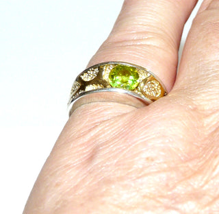 Einzelstück, bezaubernder Ring aus 925 Silber, innen teilvergoldet mit interessanter Struktur, erhaben liegende Flächen sind silberfarben poliert, ein runder, facettierter und herrlich funkelnder hellgrüner Peridot / Olivin ist von zwei Seiten eingefaßt, polierte Kanten, Ringweite 52,5 - Nur erhältlich im Onlineshop von Juwelier & Goldschmiede Danilo!