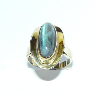 Einzelstück, Unikat-Ring "Spiegelschale" aus 333 Gold mit einem lang-ovalen, blau schillernden Labardorit-Cabochon in Zargenfassung auf einer aufgetieften polierten Schale, Ringweite 55 -	Nur erhältlich im Onlineshop von Juwelier & Goldschmiede Danilo!