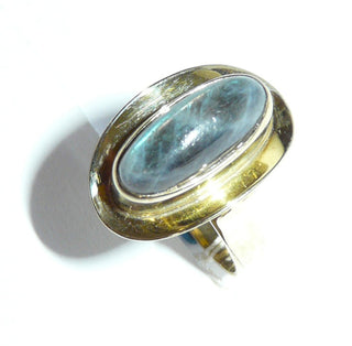Einzelstück, Unikat-Ring "Spiegelschale" aus 333 Gold mit einem lang-ovalen, blau schillernden Labardorit-Cabochon in Zargenfassung auf einer aufgetieften polierten Schale, Ringweite 55 -	Nur erhältlich im Onlineshop von Juwelier & Goldschmiede Danilo!