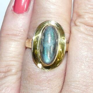 Einzelstück, Unikat-Ring "Spiegelschale" aus 333 Gold mit einem lang-ovalen, blau schillernden Labardorit-Cabochon in Zargenfassung auf einer aufgetieften polierten Schale, Ringweite 55 -	Nur erhältlich im Onlineshop von Juwelier & Goldschmiede Danilo!