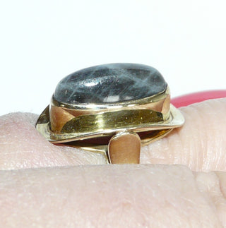 Einzelstück, Unikat-Ring "Spiegelschale" aus 333 Gold mit einem lang-ovalen, blau schillernden Labardorit-Cabochon in Zargenfassung auf einer aufgetieften polierten Schale, Ringweite 55 -	Nur erhältlich im Onlineshop von Juwelier & Goldschmiede Danilo!