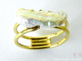 Handarbeit, Einzelstück, Ring mit langer, weißer Vogelschwingen-Perle aus 585 Gelbgold, Ringschiene aus stabilen Runddrähten, Ringweite 64 -	Handgefertigter Schmuck nur erhältlich bei www.danilogold-shop.de 