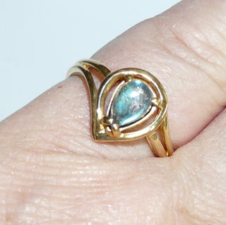 handgefertigtes Einzelstück, luftig wirkender Unikat-Ring "Wassertropfen" aus 750 Gold mit einem tropfenförmigen, herrlich blau schillernden Labradorit-Cabochon, sicher in einer Krappenfassung gehalten, Ringweite 52,5 -	Handgefertigtes Unikat! Nur im Onlineshop von Juwelier & Goldschmiede Danilo!