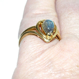 handgefertigtes Einzelstück, luftig wirkender Unikat-Ring "Wassertropfen" aus 750 Gold mit einem tropfenförmigen, herrlich blau schillernden Labradorit-Cabochon, sicher in einer Krappenfassung gehalten, Ringweite 52,5 -	Handgefertigtes Unikat! Nur im Onlineshop von Juwelier & Goldschmiede Danilo!
