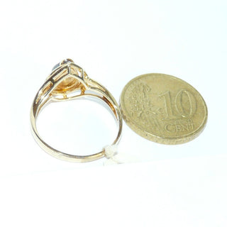 handgefertigtes Einzelstück, luftig wirkender Unikat-Ring "Wassertropfen" aus 750 Gold mit einem tropfenförmigen, herrlich blau schillernden Labradorit-Cabochon, sicher in einer Krappenfassung gehalten, Ringweite 52,5 -	Handgefertigtes Unikat! Nur im Onlineshop von Juwelier & Goldschmiede Danilo!