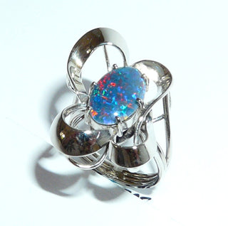 Handgefertigtes Einzelstück, Unikat-Ring "fliegende Bänder" aus 585 Weißgold mit einer ovalen, australischen, rot-blau-grün-schillernden Opal-Triplette, sicher eingefaßt in einem 6-Krapper-Chaton, Ringweite 52 -	Handarbeiten online bestellen bei Juwelier & Goldschmiede Danilo!