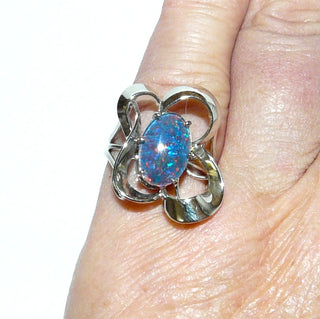 Handgefertigtes Einzelstück, Unikat-Ring "fliegende Bänder" aus 585 Weißgold mit einer ovalen, australischen, rot-blau-grün-schillernden Opal-Triplette, sicher eingefaßt in einem 6-Krapper-Chaton, Ringweite 52 -	Handarbeiten online bestellen bei Juwelier & Goldschmiede Danilo!