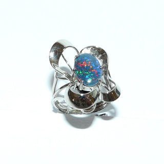 Handgefertigtes Einzelstück, Unikat-Ring "fliegende Bänder" aus 585 Weißgold mit einer ovalen, australischen, rot-blau-grün-schillernden Opal-Triplette, sicher eingefaßt in einem 6-Krapper-Chaton, Ringweite 52 -	Handarbeiten online bestellen bei Juwelier & Goldschmiede Danilo!