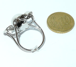 Handgefertigtes Einzelstück, Unikat-Ring "fliegende Bänder" aus 585 Weißgold mit einer ovalen, australischen, rot-blau-grün-schillernden Opal-Triplette, sicher eingefaßt in einem 6-Krapper-Chaton, Ringweite 52 -	Handarbeiten online bestellen bei Juwelier & Goldschmiede Danilo!