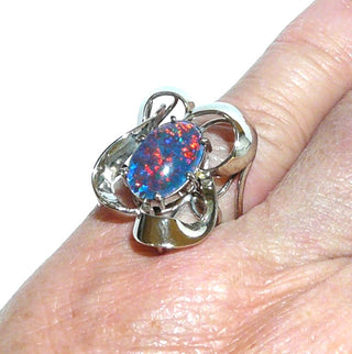 Handgefertigtes Einzelstück, Unikat-Ring "fliegende Bänder" aus 585 Weißgold mit einer ovalen, australischen, rot-blau-grün-schillernden Opal-Triplette, sicher eingefaßt in einem 6-Krapper-Chaton, Ringweite 52 -	Handarbeiten online bestellen bei Juwelier & Goldschmiede Danilo!