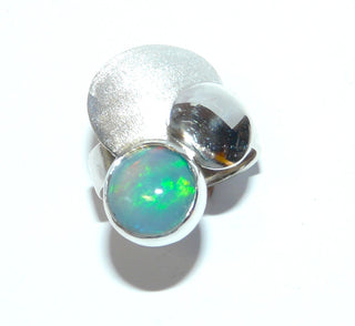 grünes Einzelstück, Handarbeit, Ring aus massiv 925 Silber mit einem herrlich blau-grün schillernden, runden äthiopischem Opal-Cabochon und zwei Kreisplättchen, poliert + mattiert, Ringweite 54,5 - Handgefertigtes Unikat! Nur im Onlineshop von Juwelier & Goldschmiede Danilo!