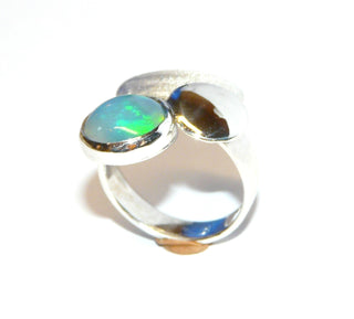 grünes Einzelstück, Handarbeit, Ring aus massiv 925 Silber mit einem herrlich blau-grün schillernden, runden äthiopischem Opal-Cabochon und zwei Kreisplättchen, poliert + mattiert, Ringweite 54,5 - Handgefertigtes Unikat! Nur im Onlineshop von Juwelier & Goldschmiede Danilo!