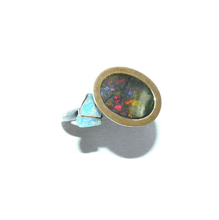 Handgearbeitetes Einzelstück, Unikat-Ring aus 925 Silber, oxidiert + 585 Gold, mit einem ovalen, in allen Farben herrlich schillernden, australischen Opal-Matrix-Cabochon "upside down" + einem Opal-Kristall, die aufgetiefte Schalenfassung hat einen goldenen, seidenmatten Zargenrand, Ringweite 54 (rutscht sehr gut über den Knöchel, weil Runddrahtschiene) -	Handgefertigtes Unikat! Nur im Onlineshop von Juwelier & Goldschmiede Danilo!
