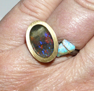 Handgearbeitetes Einzelstück, Unikat-Ring aus 925 Silber, oxidiert + 585 Gold, mit einem ovalen, in allen Farben herrlich schillernden, australischen Opal-Matrix-Cabochon "upside down" + einem Opal-Kristall, die aufgetiefte Schalenfassung hat einen goldenen, seidenmatten Zargenrand, Ringweite 54 (rutscht sehr gut über den Knöchel, weil Runddrahtschiene) -	Handgefertigtes Unikat! Nur im Onlineshop von Juwelier & Goldschmiede Danilo!