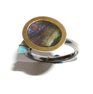 Handgearbeitetes Einzelstück, Unikat-Ring aus 925 Silber, oxidiert + 585 Gold, mit einem ovalen, in allen Farben herrlich schillernden, australischen Opal-Matrix-Cabochon "upside down" + einem Opal-Kristall, die aufgetiefte Schalenfassung hat einen goldenen, seidenmatten Zargenrand, Ringweite 54 (rutscht sehr gut über den Knöchel, weil Runddrahtschiene) -	Handgefertigtes Unikat! Nur im Onlineshop von Juwelier & Goldschmiede Danilo!
