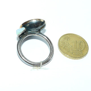 Handgearbeitetes Einzelstück, Unikat-Ring aus 925 Silber, oxidiert + 585 Gold, mit einem ovalen, in allen Farben herrlich schillernden, australischen Opal-Matrix-Cabochon "upside down" + einem Opal-Kristall, die aufgetiefte Schalenfassung hat einen goldenen, seidenmatten Zargenrand, Ringweite 54 (rutscht sehr gut über den Knöchel, weil Runddrahtschiene) -	Handgefertigtes Unikat! Nur im Onlineshop von Juwelier & Goldschmiede Danilo!