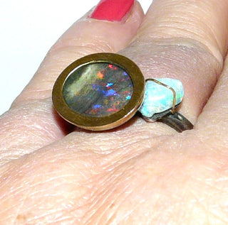 Handgearbeitetes Einzelstück, Unikat-Ring aus 925 Silber, oxidiert + 585 Gold, mit einem ovalen, in allen Farben herrlich schillernden, australischen Opal-Matrix-Cabochon "upside down" + einem Opal-Kristall, die aufgetiefte Schalenfassung hat einen goldenen, seidenmatten Zargenrand, Ringweite 54 (rutscht sehr gut über den Knöchel, weil Runddrahtschiene) -	Handgefertigtes Unikat! Nur im Onlineshop von Juwelier & Goldschmiede Danilo!