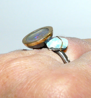 Handgearbeitetes Einzelstück, Unikat-Ring aus 925 Silber, oxidiert + 585 Gold, mit einem ovalen, in allen Farben herrlich schillernden, australischen Opal-Matrix-Cabochon "upside down" + einem Opal-Kristall, die aufgetiefte Schalenfassung hat einen goldenen, seidenmatten Zargenrand, Ringweite 54 (rutscht sehr gut über den Knöchel, weil Runddrahtschiene) -	Handgefertigtes Unikat! Nur im Onlineshop von Juwelier & Goldschmiede Danilo!