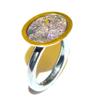 Handgefertigter Unikat-Ring, Einzelstück mit einem australischer Matrix-Opal, Ring in 925 geschwärztem / oxidiertem Silber mit 750 Gelbgold-Fassungsrand, Runddraht-Schiene, Schalenfassung, Ringweite 61 - handgefertigte Einzelstücke finden Sie nur bei der Goldschmiede Danilo!
