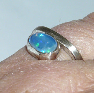 Handgefertigter Unikat-Ring mit australischem Opal, 925 Silber seidenmatt, Ringschiene abgerundet eckig - Handgefertigtes Unikat! Nur im Onlineshop von Juwelier & Goldschmiede Danilo!