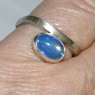 Handgefertigter Unikat-Ring mit australischem Opal, 925 Silber seidenmatt, Ringschiene abgerundet eckig - Handgefertigtes Unikat! Nur im Onlineshop von Juwelier & Goldschmiede Danilo!
