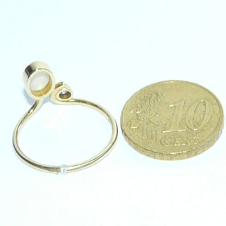 Handgearbeitetes Einzelstück, Unikat-Ring aus 585 Gold mit einem herrlich in grün-rot schillernden, weißen kristallinen, australischen, ovalen Opal-Cabochon + 1 Brillanten von 0,03 Karat, sicher eingefaßt in Zargenfassungen, mit einer elegant geschwungenen, polierten Ringschiene, Ringweite 55 - Handarbeiten online bestellen bei Juwelier & Goldschmiede Danilo!