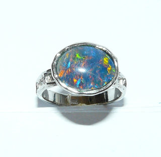 handgefertigtes Einzelstück, Unikat-Ring aus massivem 585 Weißgold mit einer ovalen, australischen, blau-grün-orange schillernden Opal-Triplette, quer zum Finger gearbeitet, mit geschmorter, unregelmäßiger Struktur, Ringweite 52,5 -	Handgefertigtes Unikat! Nur im Danilo Gold Online Shop!  