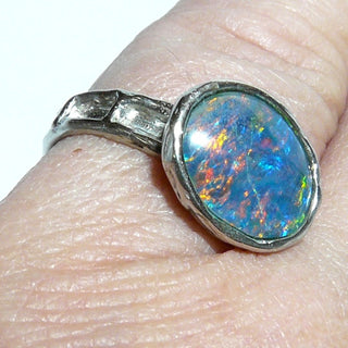 handgefertigtes Einzelstück, Unikat-Ring aus massivem 585 Weißgold mit einer ovalen, australischen, blau-grün-orange schillernden Opal-Triplette, quer zum Finger gearbeitet, mit geschmorter, unregelmäßiger Struktur, Ringweite 52,5 -	Handgefertigtes Unikat! Nur im Danilo Gold Online Shop!  