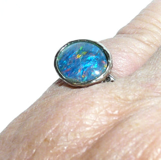 handgefertigtes Einzelstück, Unikat-Ring aus massivem 585 Weißgold mit einer ovalen, australischen, blau-grün-orange schillernden Opal-Triplette, quer zum Finger gearbeitet, mit geschmorter, unregelmäßiger Struktur, Ringweite 52,5 -	Handgefertigtes Unikat! Nur im Danilo Gold Online Shop!  