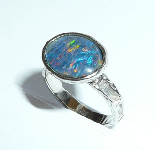 handgefertigtes Einzelstück, Unikat-Ring aus massivem 585 Weißgold mit einer ovalen, australischen, blau-grün-orange schillernden Opal-Triplette, quer zum Finger gearbeitet, mit geschmorter, unregelmäßiger Struktur, Ringweite 52,5 -	Handgefertigtes Unikat! Nur im Danilo Gold Online Shop!  