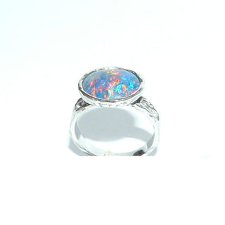 handgefertigtes Einzelstück, Unikat-Ring aus massivem 585 Weißgold mit einer ovalen, australischen, blau-grün-orange schillernden Opal-Triplette, quer zum Finger gearbeitet, mit geschmorter, unregelmäßiger Struktur, Ringweite 52,5 -	Handgefertigtes Unikat! Nur im Danilo Gold Online Shop!  