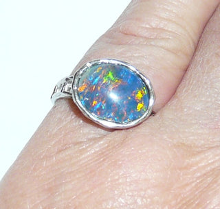 handgefertigtes Einzelstück, Unikat-Ring aus massivem 585 Weißgold mit einer ovalen, australischen, blau-grün-orange schillernden Opal-Triplette, quer zum Finger gearbeitet, mit geschmorter, unregelmäßiger Struktur, Ringweite 52,5 -	Handgefertigtes Unikat! Nur im Danilo Gold Online Shop!  