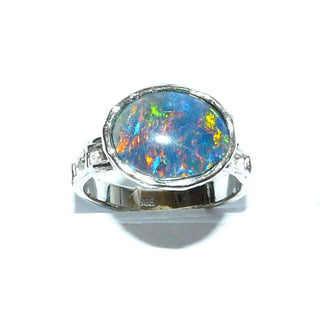 handgefertigtes Einzelstück, Unikat-Ring aus massivem 585 Weißgold mit einer ovalen, australischen, blau-grün-orange schillernden Opal-Triplette, quer zum Finger gearbeitet, mit geschmorter, unregelmäßiger Struktur, Ringweite 52,5 - Handgefertigtes Unikat! Nur im Danilo Gold Online Shop!  