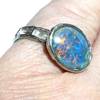 handgefertigtes Einzelstück, Unikat-Ring aus massivem 585 Weißgold mit einer ovalen, australischen, blau-grün-orange schillernden Opal-Triplette, quer zum Finger gearbeitet, mit geschmorter, unregelmäßiger Struktur, Ringweite 52,5 - Handgefertigtes Unikat! Nur im Danilo Gold Online Shop!  