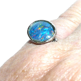 handgefertigtes Einzelstück, Unikat-Ring aus massivem 585 Weißgold mit einer ovalen, australischen, blau-grün-orange schillernden Opal-Triplette, quer zum Finger gearbeitet, mit geschmorter, unregelmäßiger Struktur, Ringweite 52,5 - Handgefertigtes Unikat! Nur im Danilo Gold Online Shop!  