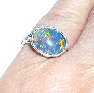 handgefertigtes Einzelstück, Unikat-Ring aus massivem 585 Weißgold mit einer ovalen, australischen, blau-grün-orange schillernden Opal-Triplette, quer zum Finger gearbeitet, mit geschmorter, unregelmäßiger Struktur, Ringweite 52,5 - Handgefertigtes Unikat! Nur im Danilo Gold Online Shop!  