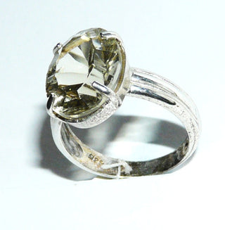 Handgefertigtes Einzelstück, Unikat-Ring mit einem ovalen, funkelnd facettierten, zartgelben Lemon-Quarz, in einem besonderen Fantasy-Schliff, sicher gehalten durch einen 4-Krapper-Chaton, Ringweite 60, Hautkontakt, paßt zu Ohr 0105 -	Handgefertigtes Unikat! Nur im Onlineshop von Juwelier & Goldschmiede Danilo!