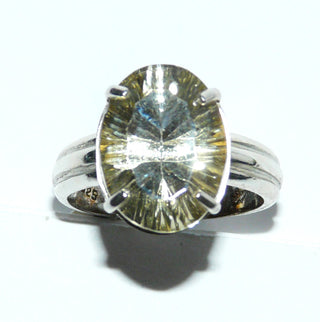 Handgefertigtes Einzelstück, Unikat-Ring mit einem ovalen, funkelnd facettierten, zartgelben Lemon-Quarz, in einem besonderen Fantasy-Schliff, sicher gehalten durch einen 4-Krapper-Chaton, Ringweite 60, Hautkontakt, paßt zu Ohr 0105 -	Handgefertigtes Unikat! Nur im Onlineshop von Juwelier & Goldschmiede Danilo!
