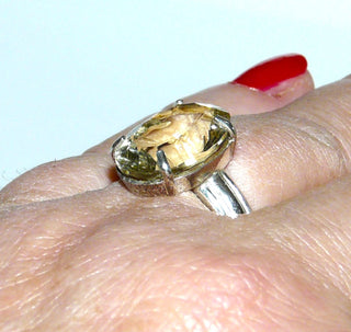 Handgefertigtes Einzelstück, Unikat-Ring mit einem ovalen, funkelnd facettierten, zartgelben Lemon-Quarz, in einem besonderen Fantasy-Schliff, sicher gehalten durch einen 4-Krapper-Chaton, Ringweite 60, Hautkontakt, paßt zu Ohr 0105 -	Handgefertigtes Unikat! Nur im Onlineshop von Juwelier & Goldschmiede Danilo!