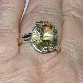 Handgefertigtes Einzelstück, Unikat-Ring mit einem ovalen, funkelnd facettierten, zartgelben Lemon-Quarz, in einem besonderen Fantasy-Schliff, sicher gehalten durch einen 4-Krapper-Chaton, Ringweite 60, Hautkontakt, paßt zu Ohr 0105 -	Handgefertigtes Unikat! Nur im Onlineshop von Juwelier & Goldschmiede Danilo!