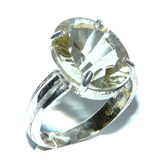 Handgefertigtes Einzelstück, Unikat-Ring mit einem ovalen, funkelnd facettierten, zartgelben Lemon-Quarz, in einem besonderen Fantasy-Schliff, sicher gehalten durch einen 4-Krapper-Chaton, Ringweite 60, Hautkontakt, paßt zu Ohr 0105 -	Handgefertigtes Unikat! Nur im Onlineshop von Juwelier & Goldschmiede Danilo!
